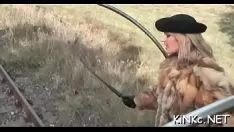 Oynat Okul hanımı, kirli parasını uzatıyor