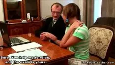 Reproduzir Instrutor velho não confiável - civilismissy quente provoca a picada de foda de seu instrutor por um