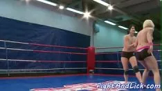 Reproducir Tribade grapplers kitty-catderrotar turbulentamente
