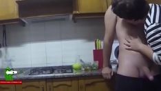 播放 和她的男孩一起吃沙拉和世界美食。 san262