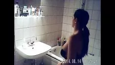 Oynat Pürüzsüz saçlı ruh dövme eşek gizli banyo video kaydı