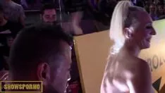 Abspielen Heiße Blondine auf vertreten