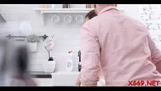 Jouer Injuste brunette lassie sofy lacerate se lève baise