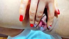 Reproduzir Agradável morena seiosna myla santo homem estica e brinca seu gatinho depois sexo quente com o menino!