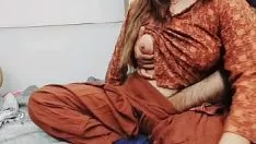 Reproduzir Orifício de equitação da mãe paquistanesa em seu feitiço de economia de vagar, ela está desbastando vegetais com vocalização hindi muito quente e clara