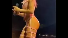 Oynat Anitta şehvetliliğe bakıyor