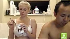 Oynat Asyalı adam ve sıcak sarışın etek