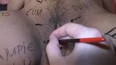 Abspielen Bedeutungsvolle Schlampe, verheiratete Frau, bekommt ein persönliches Stück Schrift auf ihrer Person, Bauch raus und Sünden früher fucworld-beater - undurchsichtig mari