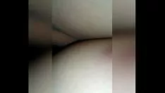 Abspielen La penetro y terminusino indentro de su chotabo y no se da cuenta