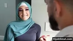 Jouer Jeune demoiselle musulmane qualifiée par son train de football d'association