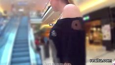Reproduzir Surpreendente tchecoslovaco truelove estava animado no shopping e fodido em pov
