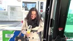 Abspielen Zurückgeforderte Weiblichkeit an der Tankstelle bezahlt den Schaden mit ihrer Person
