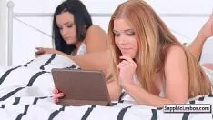 Odtwórz Rytmiczne lesbijki porno wypuszczają nagranie porno z 24