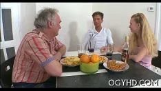 播放 Looney old fellow bops 小姑娘
