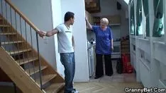 Riproduci Pick up e il nodo della nonna bionda che batte il mondo da Fanny