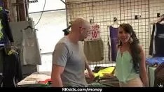 播放 金钱使她流连忘返 1