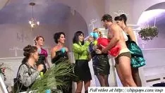 Jouer Un mec tombe pour couvrir les jupes des filles