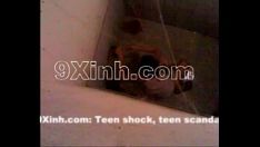 Play Secret cam adolescent in toilette