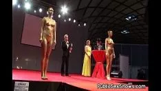 Abspielen Heiße Missys setzen nackte Statue beim Striptease ab