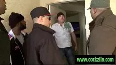 Играть Горячая мамаша получает лежит, как сосать и трахать большой черный член