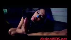 चलाएँ हॉट ब्रुनेट बेब को अच्छाई की चुदाई मिलती है