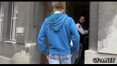 Играть мальчик шлепает ее
