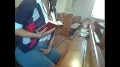 Afspelen Rondborstige wijfjes tijdens de kerkdienst!