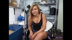 تشغيل kimberlee تنورة حمراء ساخنة يتم ضربها بواسطة الزخرفة
