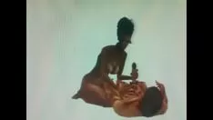 تشغيل الشمع يجسد الأنوثة