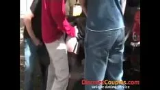 Abspielen Gelehrte hatten Spaß daran, ihren Nachfolgelehrer auf einem Lastwagen zu verprügeln