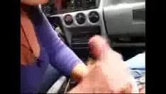 Reproduzir Trapaça quente mulher casada idiota e sashay de sucção em um carro