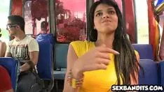 Abspielen Jugendlicher Latina-Triflech wird in einem Bus gefickt 14