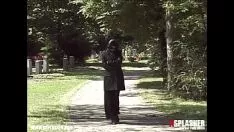 Redare Pipi în cimitir