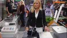 Reproduzir Milf loira gostosa encharca seu gatinho e explode na casa de penhores