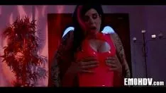 चलाएँ टैटू के साथ इमो स्लैटर्न 0046