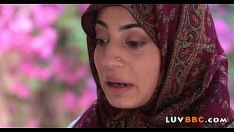 Abspielen Unerfahrene muslimische Missy unterzieht sich einem soliden Blackcock 66 81
