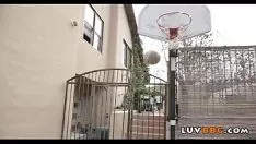 Abspielen Der lockige blonde Pilus-Jugendliche unterzieht sich einem großen schwarzen Gummischuh 110 81