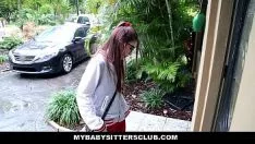 播放 Mysittersbludgeon - 身材矮小的保姆（俏皮强行）被有角浮雕性交
