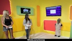 चलाएँ हॉट मिस्सी ने 21 में नकदी के लिए सेक्स करने का राज खोल दिया