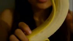 Reproducir Grandes labios asiáticos alrededor de un gran árbol de plátano - beshrewcam.net