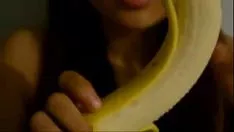Reproducir Grandes labios asiáticos alrededor de un gran árbol de plátano - beshrewcam.net