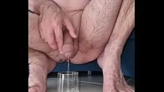 Reproducir Polla pequeña mear en vaso y dedo en culo sucio