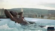 Reproducir La belleza de ébano de camerún mimi desuka se desnuda en una piscina para playboy