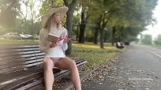 Reproduzir Minha esposa está mostrando sua buceta para as pessoas no parque. sem calcinha em público.