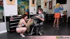 Reproduzir Essa barbeira gostosa e sexy gosta de foder seus clientes e parece que ninguém se incomoda com isso