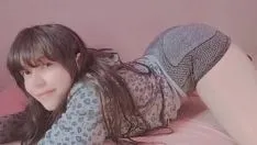 播放 素人青少年女孩玩弄她的阴部 - 哈娜百合
