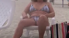 Odtwórz Lubię wielkiego kutasa na plaży po tym, jak się błysnę, on liże moją owłosioną cipkę i daje mi ogromny wytrysk