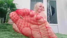 Riproduci Video compilation di feticismo dei piedi di arya grander: suole e dita dei piedi a piedi nudi e in nylon.