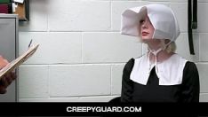 Abspielen Creepyguard-annie archer ist keine typische diebin, und wie sich herausstellt, merkt sie nicht einmal, dass sie etwas aus dem laden stiehlt