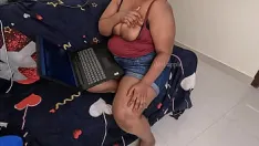 Afspelen Mollig indiaas meisje wordt geil tijdens het kijken naar pornovideo's